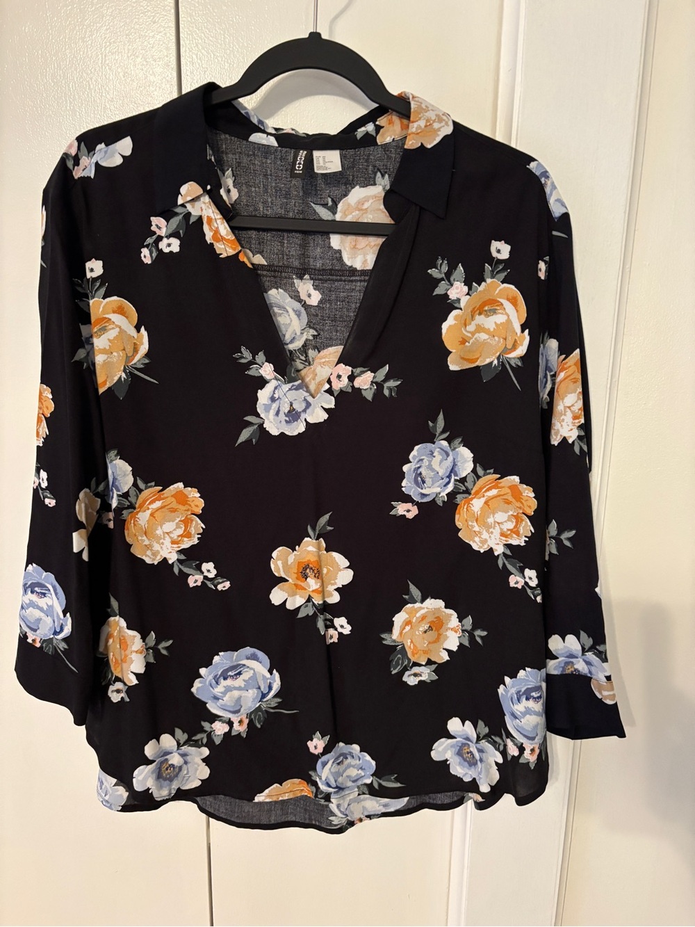 H&M Black Floral V-neck Top